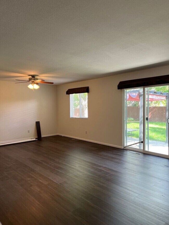 Building Photo - Beautifully Updated 3bd, 2bath Home In Lov...