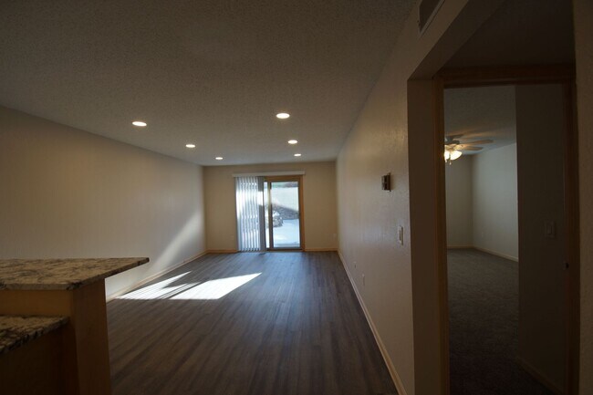 Foto del edificio - Modern First-Floor One Bedroom with In-Unit Laundry