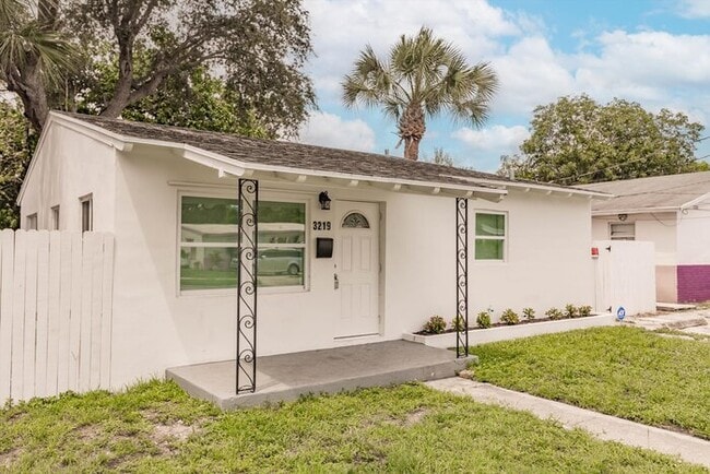 Foto del edificio - TWO BEDROOM CHARMER IN WEST PALM BEACH