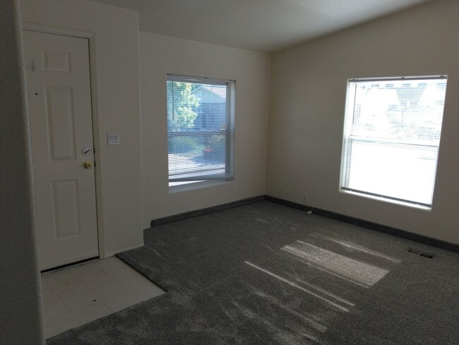 Building Photo - 446 240 N