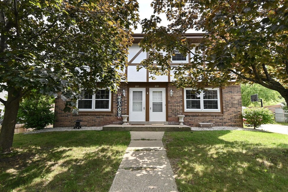 2119 Kilps Dr, Waukesha, WI 53188 Townhome Rentals in Waukesha WI