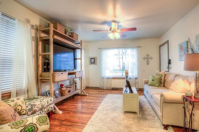 Building Photo - 1 Month Free with 2 YR Lease!!