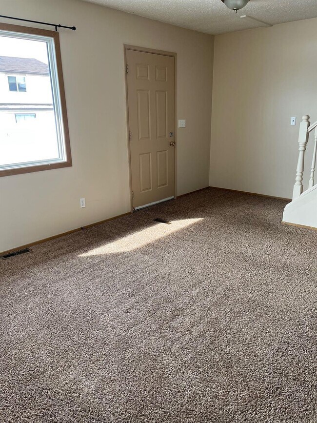 Photo du bâtiment - 3 Bed 1.5 Bath Unit in Red Deer, AB