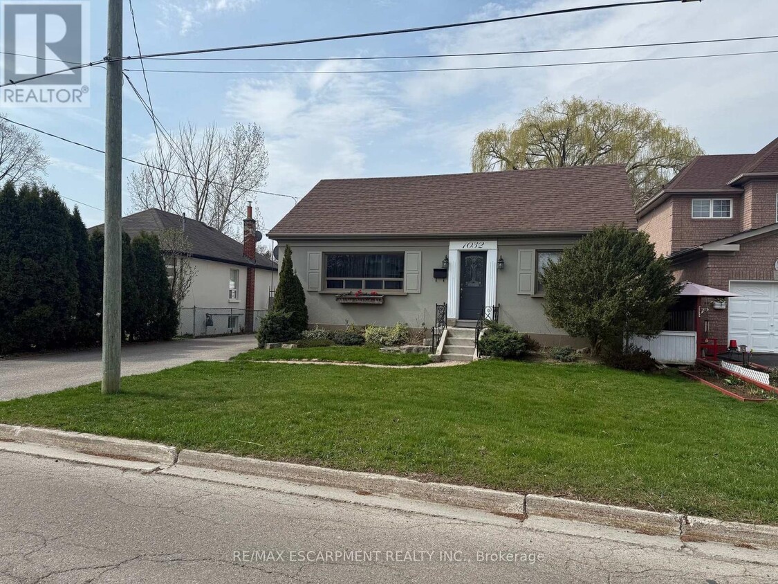 Primary Photo - 1032 Haig Blvd