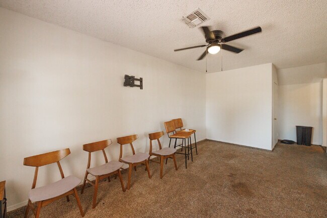 Foto del edificio - For Lease