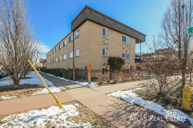 Building Photo - Gorgeous Renovated unit with all new appli...