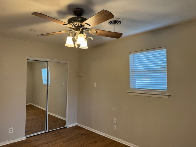 Foto del edificio - 409 E Lilly Ln