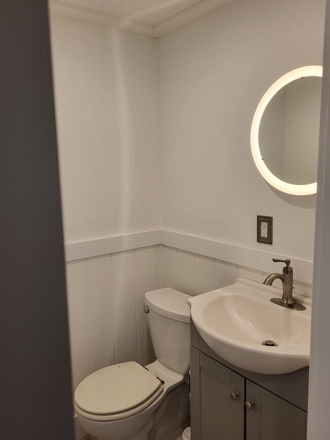 1/2 bath - 4900 Belmont St