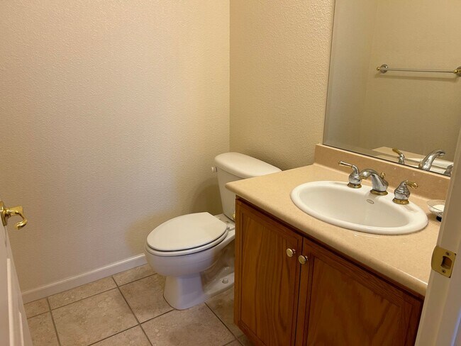 Building Photo - Spacious Single Story 2 Bed 2.5 Bath Home