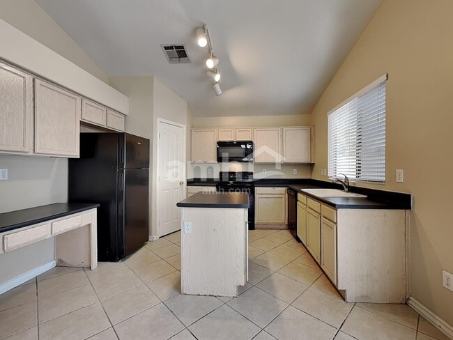Building Photo - 2061 E Appaloosa Rd
