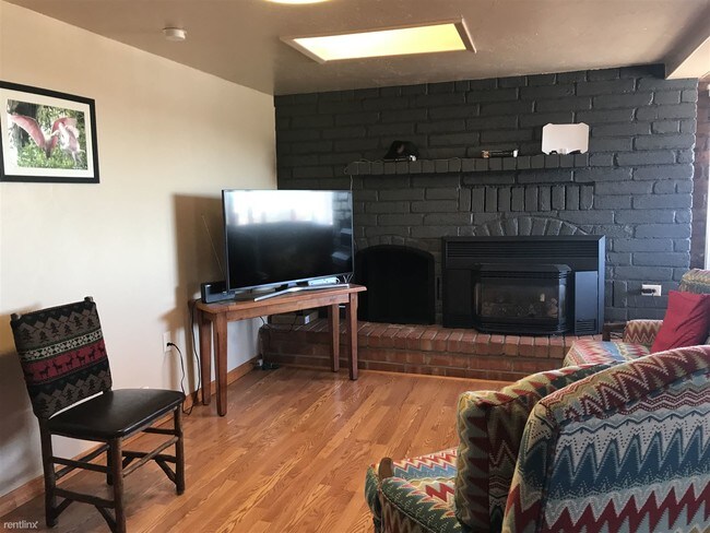 Building Photo - 2 br, 1 bath House - 105 E Alice St