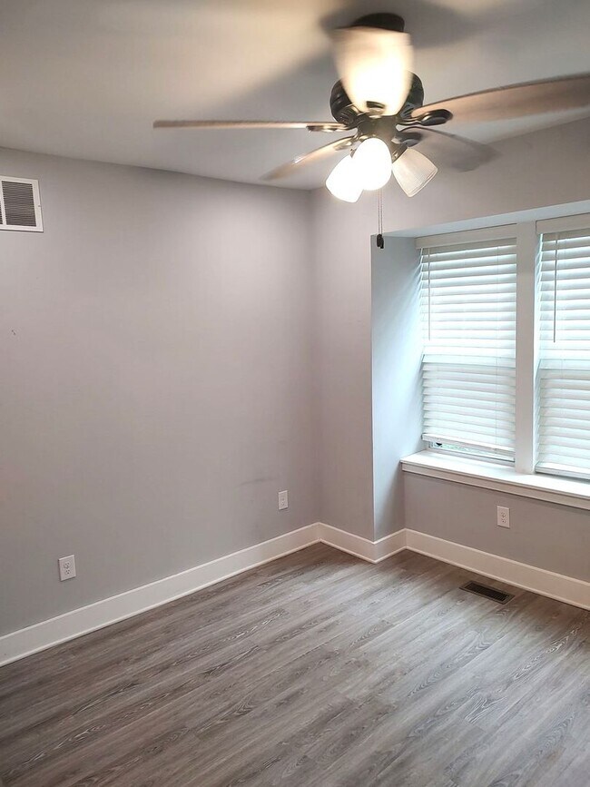 Building Photo - Newly Renovated 3-Bedroom Townhome in Germ...