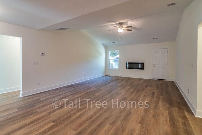 Large Living Room - 120 Gingerbread Pl