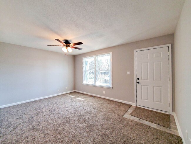 Building Photo - Pet Friendly Three Bedroom!