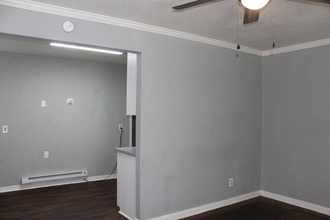 Building Photo - Minutes from Tinker!