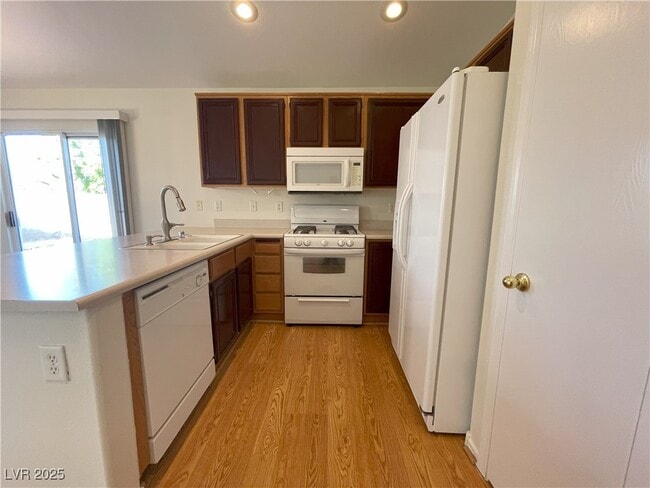 Foto del edificio - 6122 Cozy Creek St