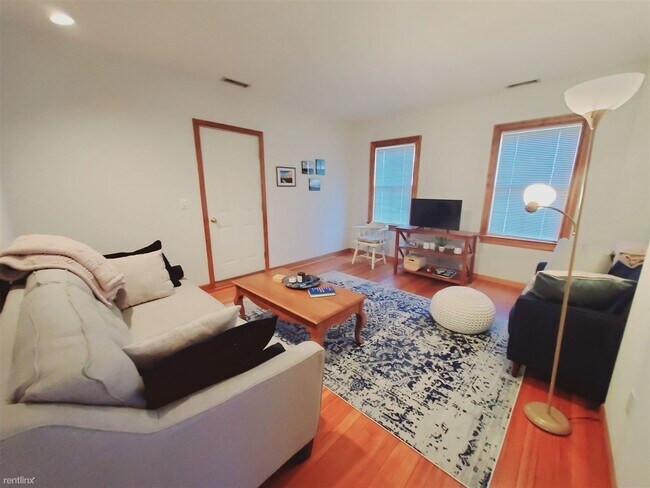 Building Photo - 1 br, 1.5 bath Townhome - 28 Hoyt St Apt 3