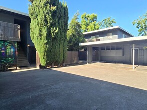 Building Photo - 1005-1007 Ravenscourt Ave