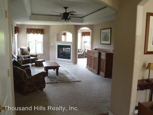 Building Photo - 530 S Emory Creek Rd