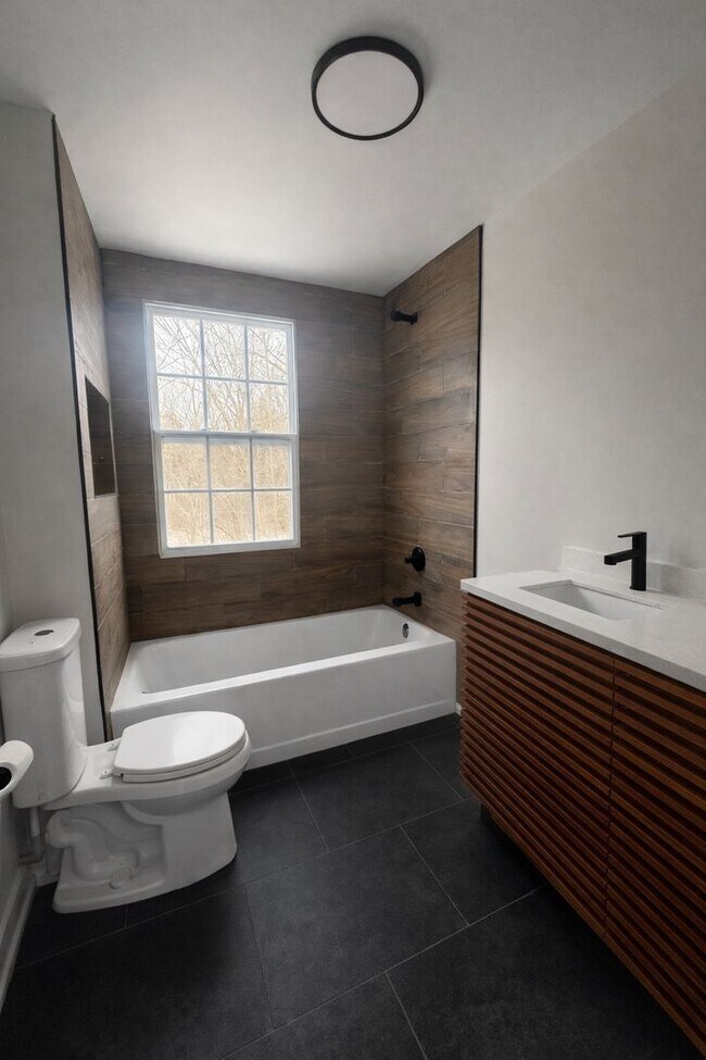 Foto del edificio - For Lease : 5 bedroom 1 1/2 bathroom fully renovated home in nice area. Call KPM 313-429-3244