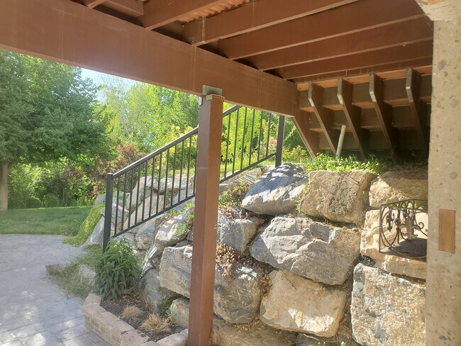 Building Photo - 9885 N Deep Creek Dr