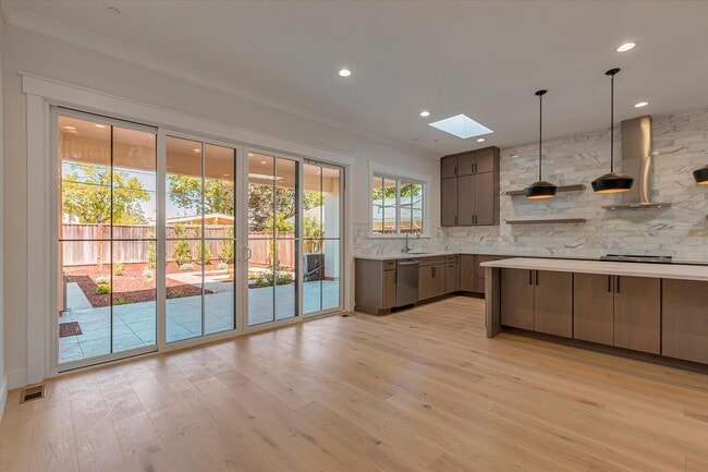 Building Photo - Newer High-Tech Home | Top Schools | Great...
