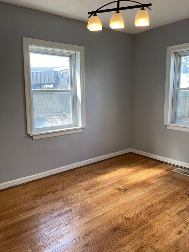 Building Photo - 829 Main St