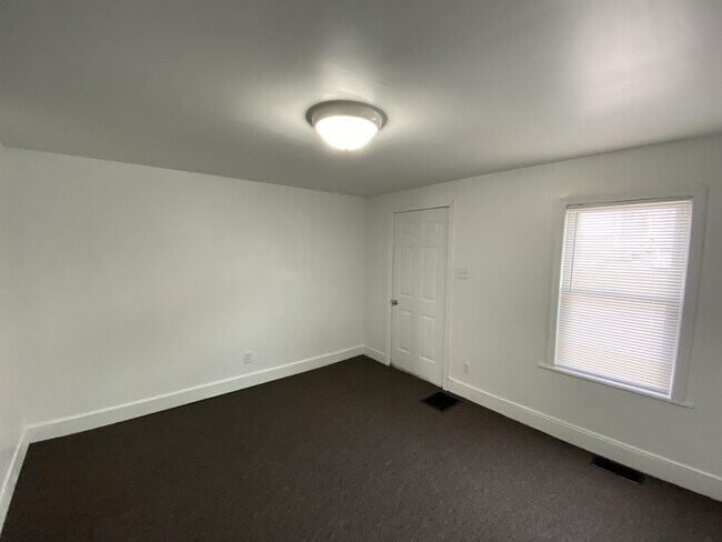 Foto del edificio - 466 W College Ave