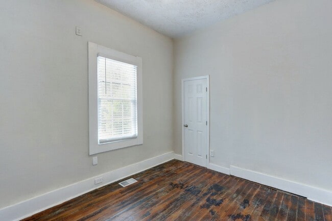 Building Photo - Renovated single family, fenced yard, close to Historic District/SCAD