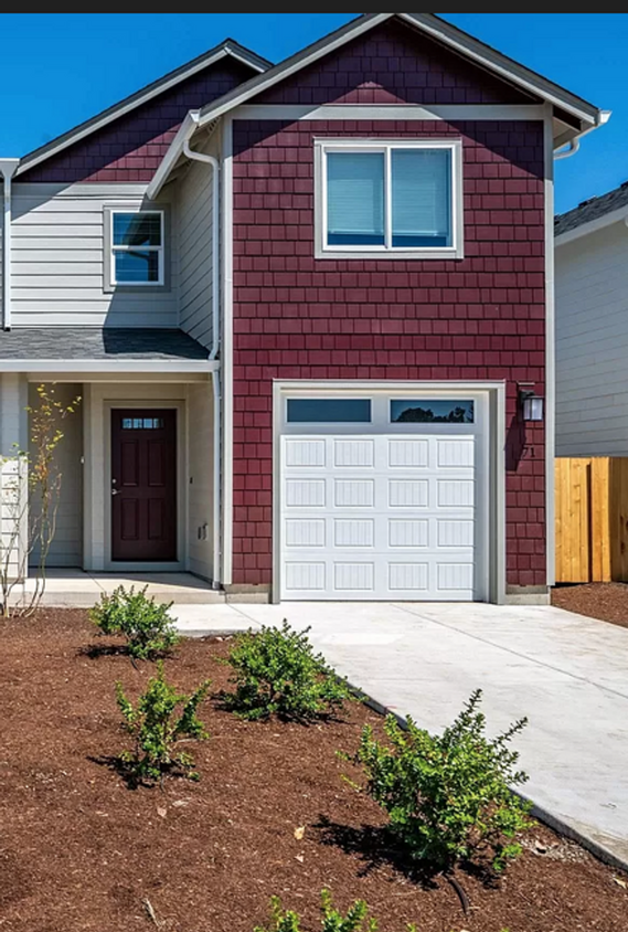 Foto principal - Brand New 3 Bed / 3 Bath Duplex! First Mon...