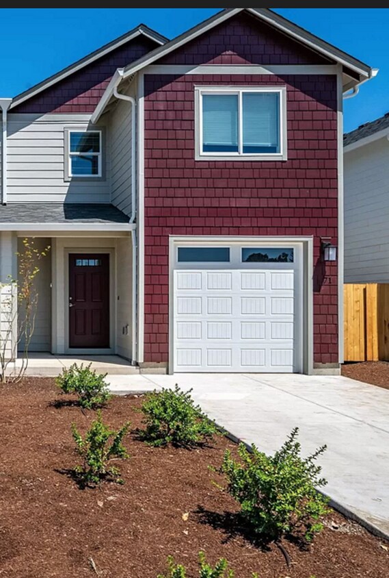 Primary Photo - New 3 Bed / 3 Bath Duplex! $250 Amazon Gif...