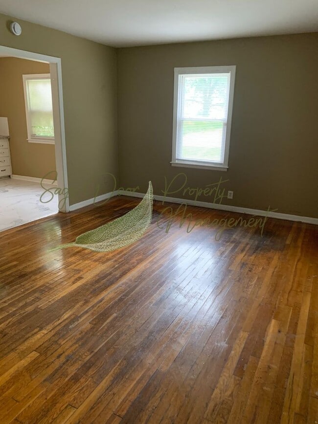 Building Photo - BEAUTIFUL HARDWOOD FLOORS!!!