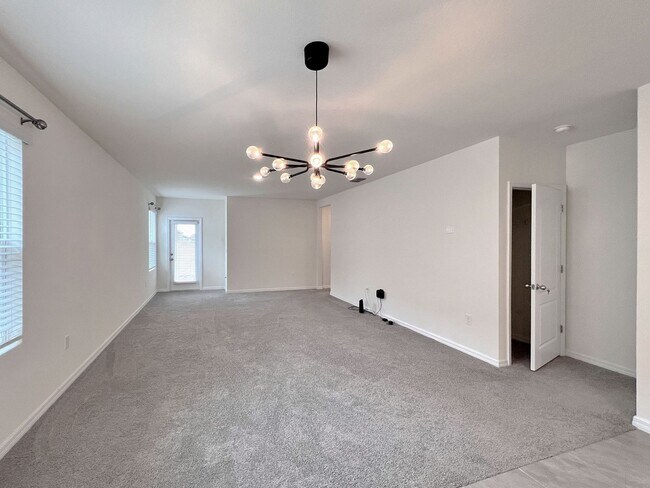 Foto del edificio - Four-Bedroom Home with Modern Finishes & Open Layout