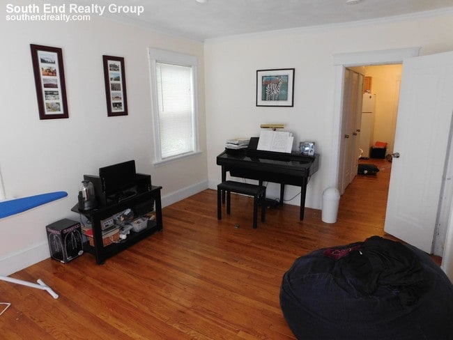 Building Photo - Sunny 1 Bed close to BC! Sept 1st!