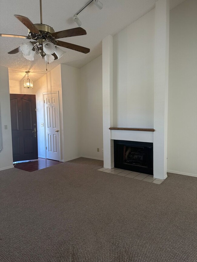 Building Photo - Nice and updated single level condo near W...
