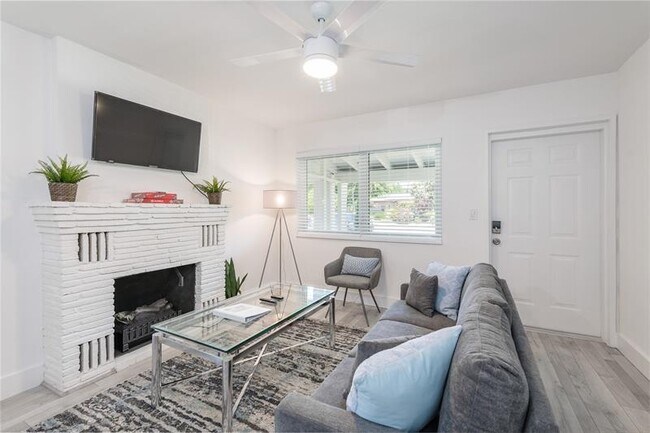 Building Photo - 822 NE 16th Ct