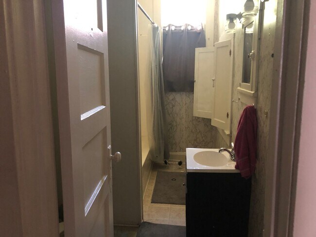 Foto del edificio - 5 BR / 2 BA House Near Bryan Park - Availa...