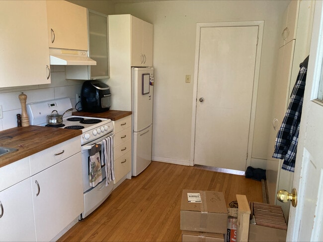 Building Photo - Welcome to this inviting 1 bedroom, 1 bath