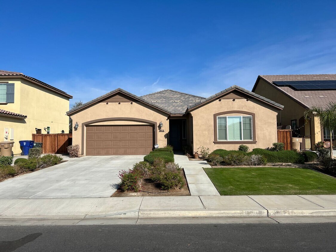 Primary Photo - 9914 Sentinel Peak Place, Bakersfield CA 9...
