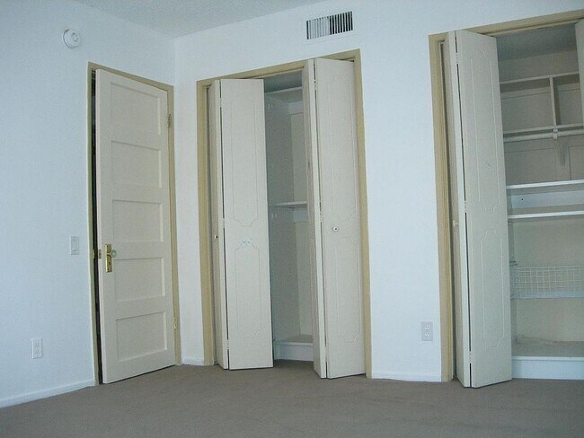 Foto del edificio - 7270 Hillside Ave