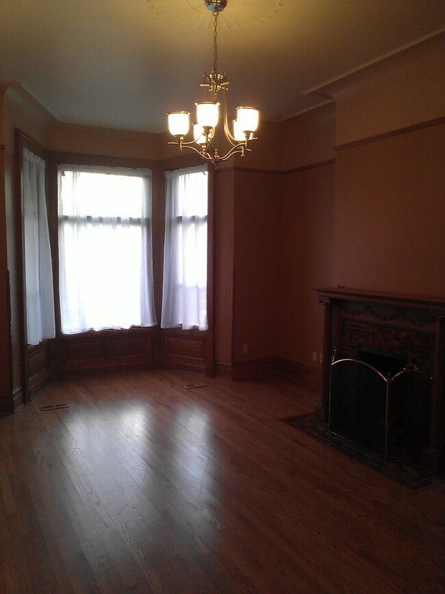 Building Photo - 4117 N Greenview Ave