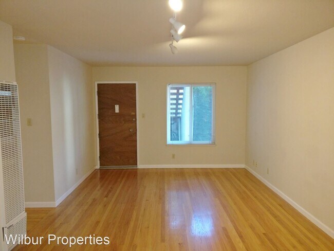 Building Photo - 665 Roble Ave