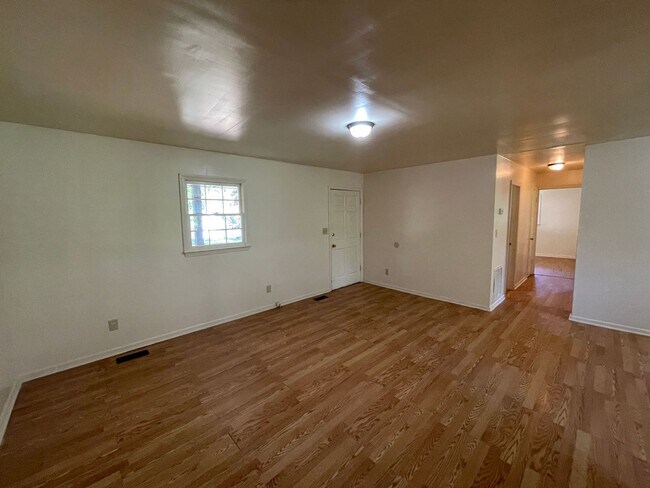Building Photo - Renovated 2 bedroom 1 bath house available