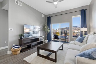 Building Photo - 380 S 400 E