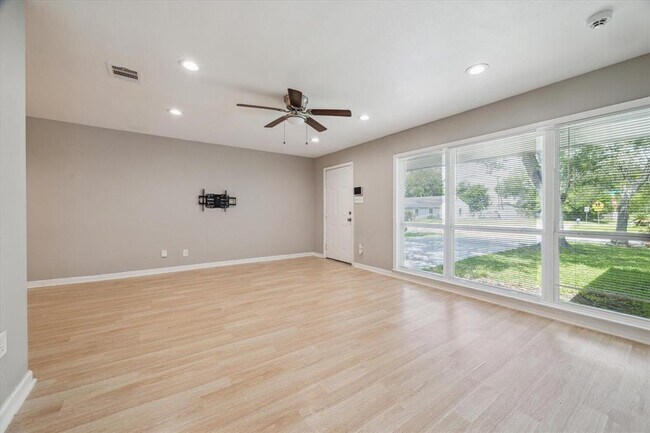 Foto del edificio - 5902 Southington St