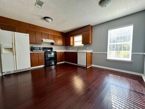 Building Photo - 144 E University Dr