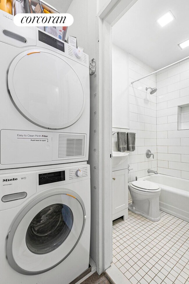 Building Photo - 134 W 71st St