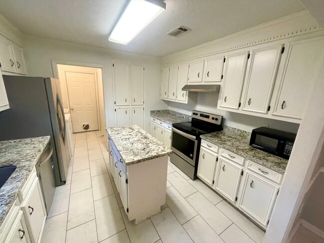 Building Photo - 3/2 Available for Rent in Madison! Madison School District!!