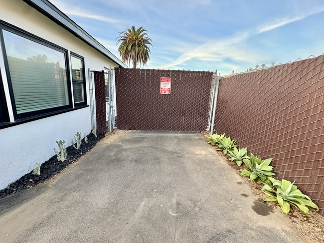 Building Photo - 919 E Grand Ave