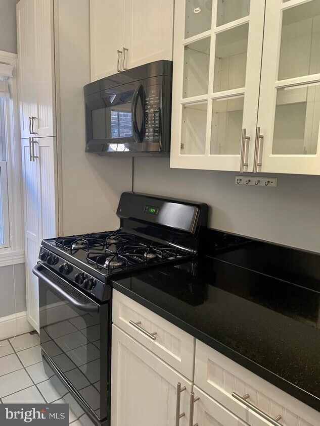 Foto principal - 909 E St SE
